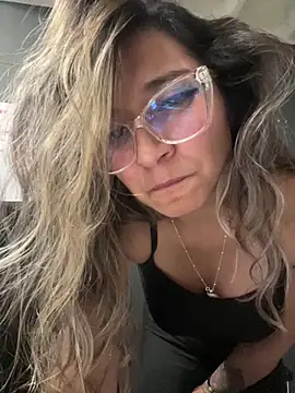 Isabella Varella online show from 11/18/25, 12:38