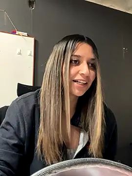 Isabella Varella online show from 11/21/25, 12:37