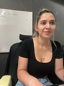 Isabella Varella online show from 12/19/25, 01:29