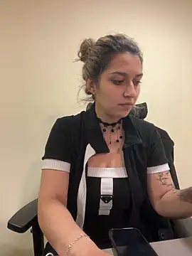 Isabella Varella online show from 03/02/26, 12:23