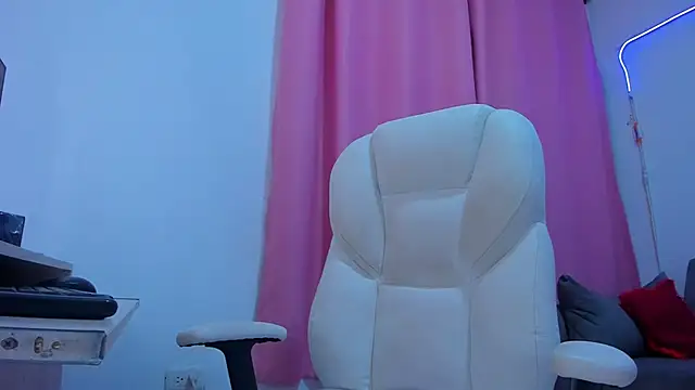 Snapshot of gaaby_foxx chatting on 10/04/25, 01:53 gaaby foxx online show from 10/04/25, 01:53