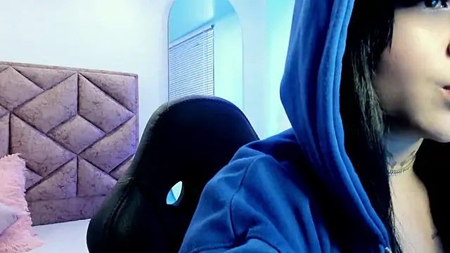 elaia muller  online show from 11/22/25, 03:16