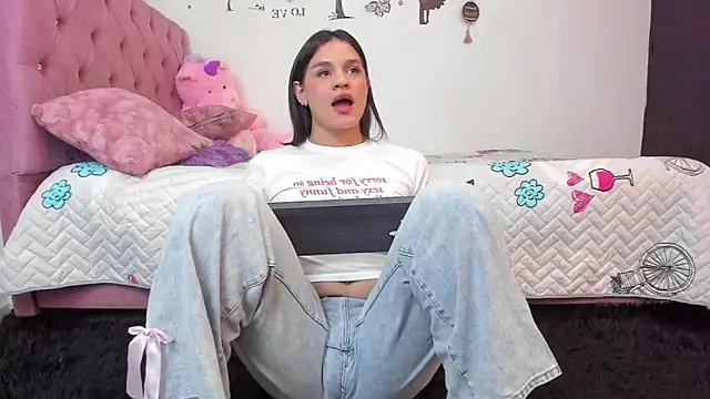 Snapshot of Moonroxe_ chatting on 12/22/25, 07:55 Moonroxe online show from 12/22/25, 07:55