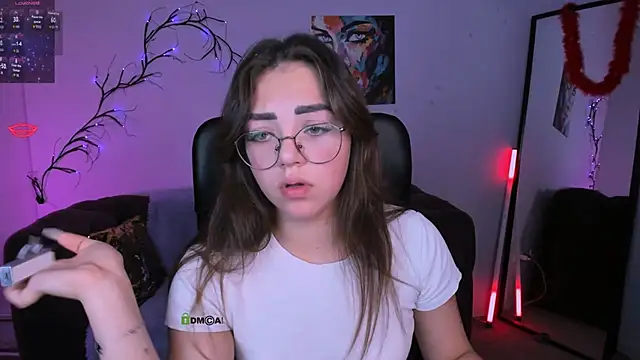 Snapshot of kiki_swan chatting on 11/17/25, 09:04 kiki swan online show from 11/17/25, 09:04