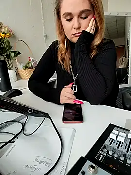 Snapshot of Juicy_PeachLux chatting on 03/12/25, 10:37 Juicy PeachLux online show from 03/12/25, 10:37