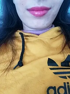 saraaxx1 online show from 12/18/25, 12:22