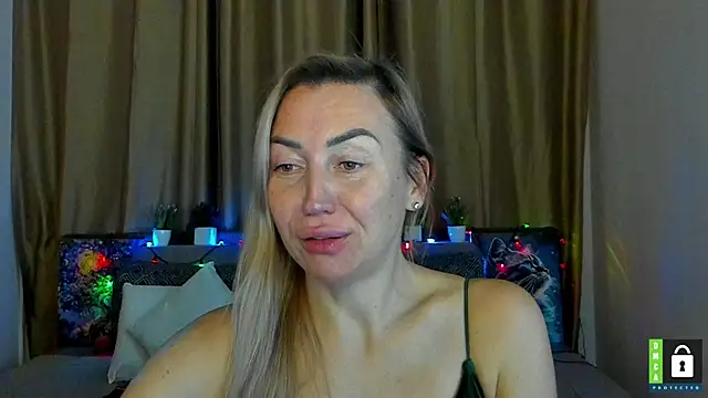 Snapshot of Kiss_julli88I chatting on 12/13/25, 07:53 Kiss julli88I online show from 12/13/25, 07:53