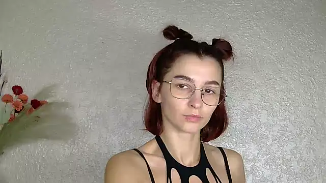 luna Gharming online show from 10/15/25, 06:24