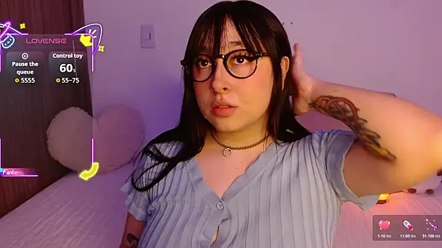 Snapshot of Oliviargf chatting on 09/15/25, 12:43 Oliviargf online show from 09/15/25, 12:43