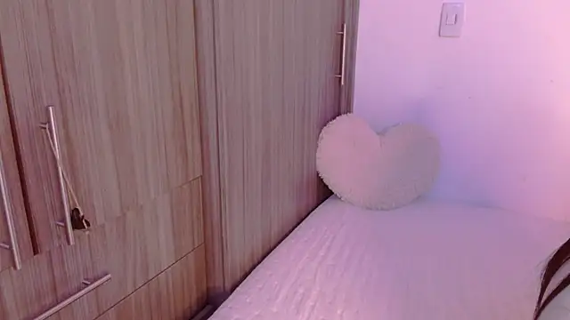 Snapshot of Oliviargf chatting on 11/08/25, 12:11 Oliviargf online show from 11/08/25, 12:11