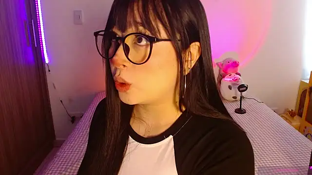 Snapshot of Oliviargf chatting on 05/23/26, 01:48 Oliviargf online show from 05/23/26, 01:48