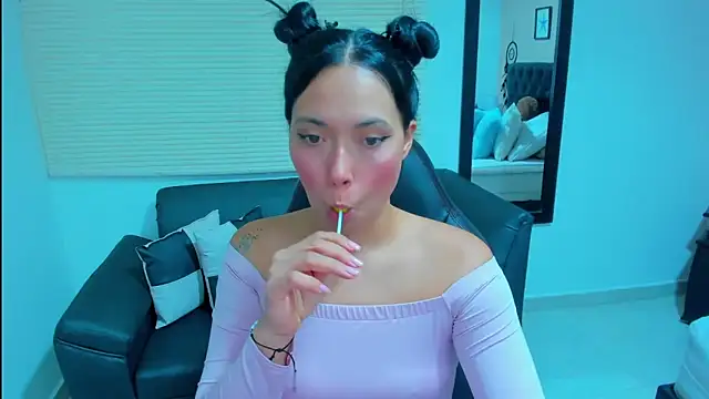 Snapshot of _LiilyWong chatting on 10/11/25, 05:17  LiilyWong online show from 10/11/25, 05:17