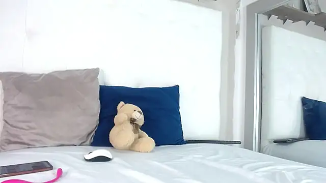 willow smitt online show from 10/28/25, 01:47