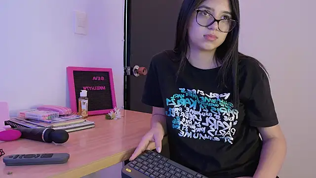 eva sin18 online show from 03/13/25, 02:44