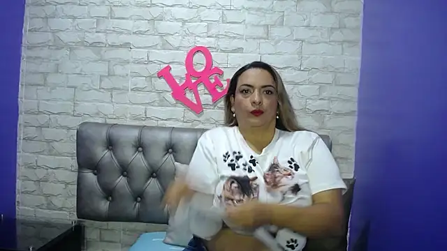 Snapshot of Milf-Prettyboobs chatting on 05/11/26, 05:10 Milf-Prettyboobs online show from 05/11/26, 05:10