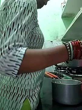 Hotty-Nidhi online show from 10/18/25, 04:41