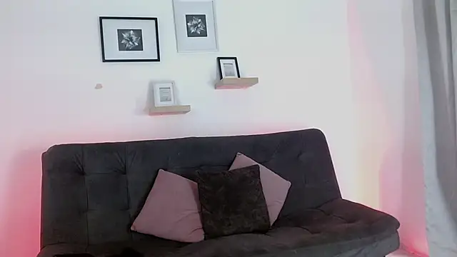 julian vogue online show from 03/21/25, 06:29