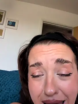 Petite Juicy Olive online show from 06/25/26, 09:36