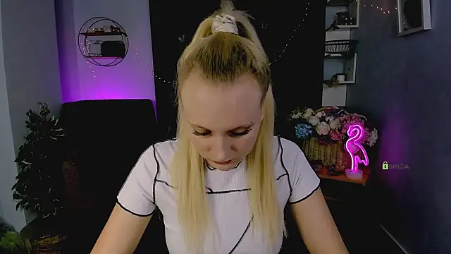 Snapshot of madam_uliis chatting on 11/28/25, 01:36 madam uliis online show from 11/28/25, 01:36