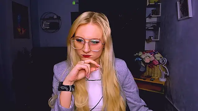 Snapshot of madam_uliis chatting on 12/22/25, 01:52 madam uliis online show from 12/22/25, 01:52