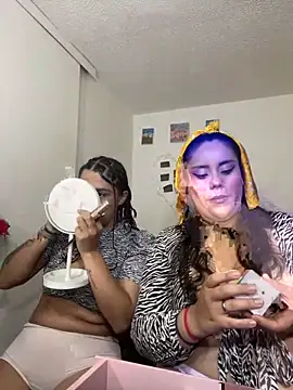 Snapshot of nicky_andcamil chatting on 12/02/25, 09:32 nicky andcamil online show from 12/02/25, 09:32