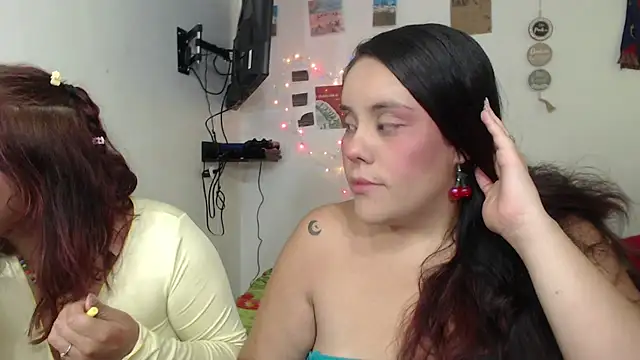 Snapshot of nicky_andcamil chatting on 03/13/26, 09:32 nicky andcamil online show from 03/13/26, 09:32