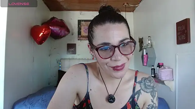 Snapshot of mia_velvet1 chatting on 04/26/26, 03:21 mia velvet1 online show from 04/26/26, 03:21