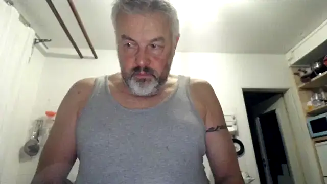 Snapshot of Berg_Boy chatting on 10/27/25, 05:22 Berg Boy online show from 10/27/25, 05:22