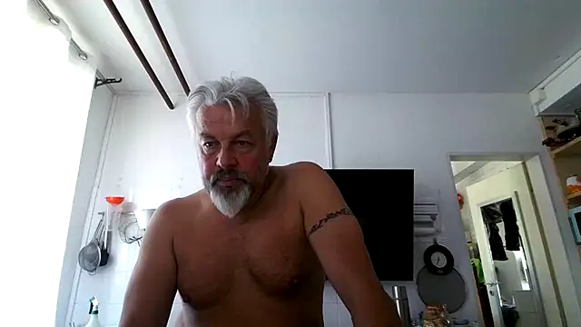 Snapshot of Berg_Boy chatting on 05/28/26, 10:34 Berg Boy online show from 05/28/26, 10:34