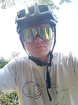 Snapshot of JuanMaty chatting on 11/17/25, 05:41 JuanMaty online show from 11/17/25, 05:41