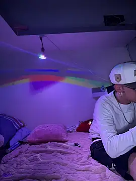 Snapshot of LoganPeny chatting on 11/17/25, 05:35 LoganPeny online show from 11/17/25, 05:35