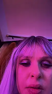 Snapshot of LoganPeny chatting on 11/21/25, 05:39 LoganPeny online show from 11/21/25, 05:39