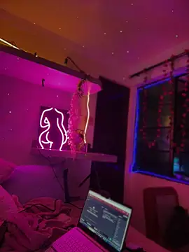 Snapshot of LoganPeny chatting on 12/03/25, 06:43 LoganPeny online show from 12/03/25, 06:43