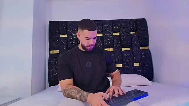 Snapshot of chris_blake__ chatting on 11/26/25, 06:09 chris blake online show from 11/26/25, 06:09