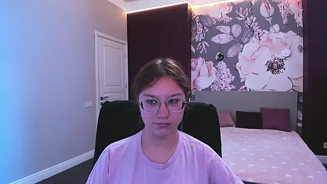 AngelinaLow online show from 09/18/25, 11:23