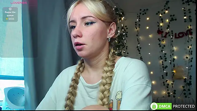 Snapshot of Mia__Kitty chatting on 10/17/25, 12:30 Mia  Kitty online show from 10/17/25, 12:30