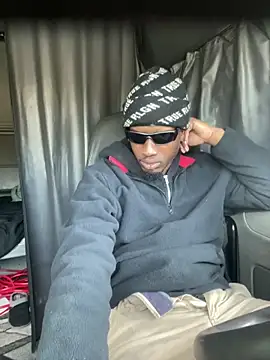 Snapshot of Sir-Tucker chatting on 11/20/25, 03:01 Sir-Tucker online show from 11/20/25, 03:01