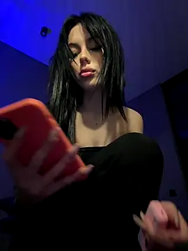 Leya Foxhall online show from 11/12/25, 11:25