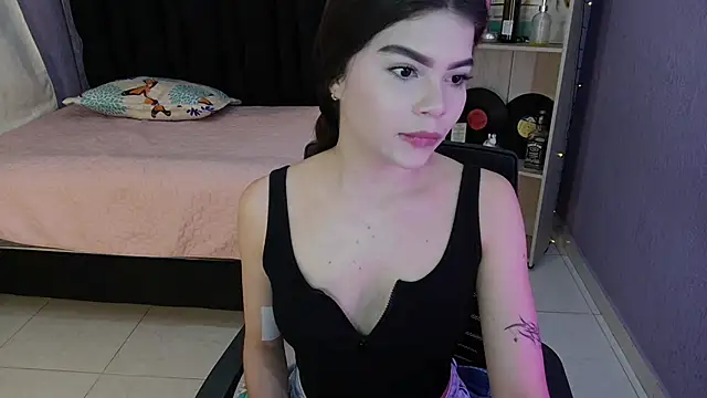 Snapshot of sweet_c4ndy chatting on 10/26/25, 03:18 sweet c4ndy online show from 10/26/25, 03:18