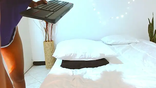 Snapshot of YuliethPetite chatting on 03/19/25, 04:24 YuliethPetite online show from 03/19/25, 04:24