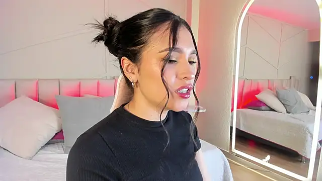 Snapshot of Eimmy_bm chatting on 09/20/25, 02:40 Eimmy bm online show from 09/20/25, 02:40