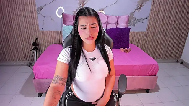 Nicolee19 online show from 12/02/25, 11:04