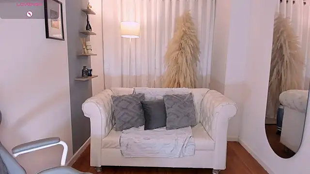 Snapshot of hanna_mils chatting on 02/20/26, 06:26 hanna mils online show from 02/20/26, 06:26