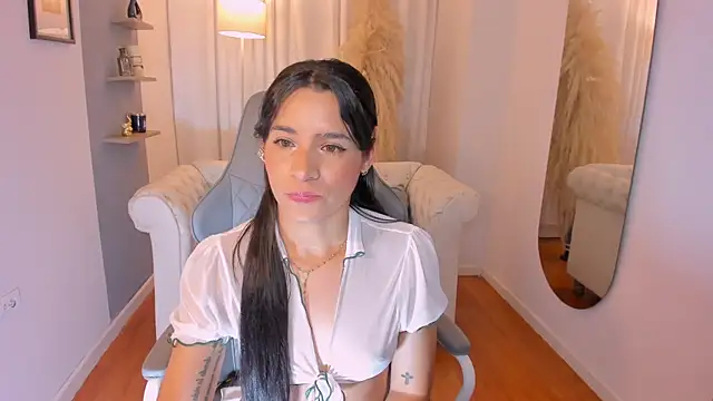 Snapshot of hanna_mils chatting on 02/27/26, 03:50 hanna mils online show from 02/27/26, 03:50