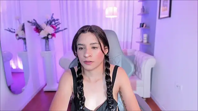 Snapshot of hanna_mils chatting on 05/01/26, 11:48 hanna mils online show from 05/01/26, 11:48
