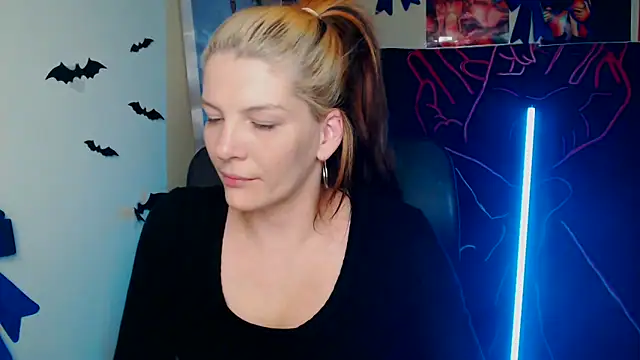 VanessaRey  online show from 04/20/26, 06:16