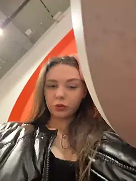 Snapshot of MilaBee chatting on 05/10/26, 11:37 MilaBee online show from 05/10/26, 11:37