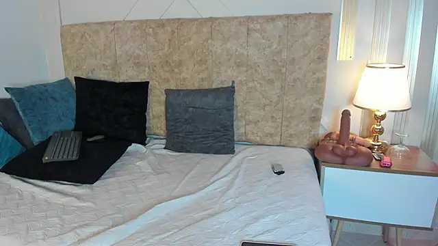 angelinarouse  online show from 11/23/25, 04:51