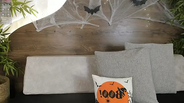 mia lacy  online show from 10/27/25, 07:40