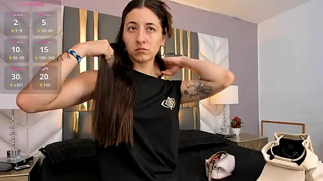 SaraJonness online show from 11/11/25, 12:49